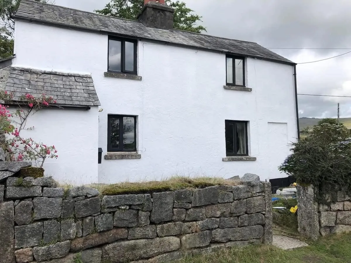 Render repair and exterior repaint of a cottage in Plymouth